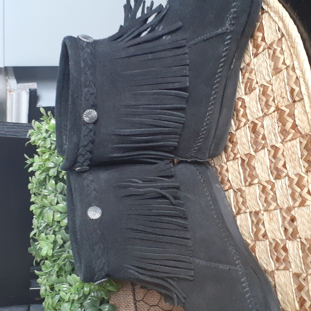 MINNETONKA BOOTIES - Picture 3 of 10